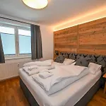 Domizil Thirteen With Sauna And Glacier View By In One Apartman Kaprun