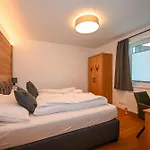 Domizil Thirteen With Sauna And Glacier View By In One Apartman Kaprun